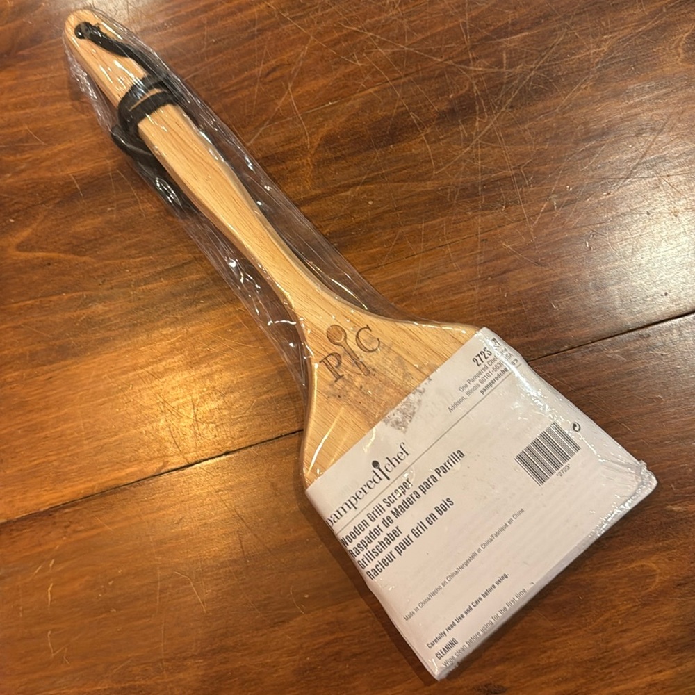 NWT Pampered Chef Wooden Oak Wood Grill Scraper 2723 Bevel Edge Leather Gift NEW